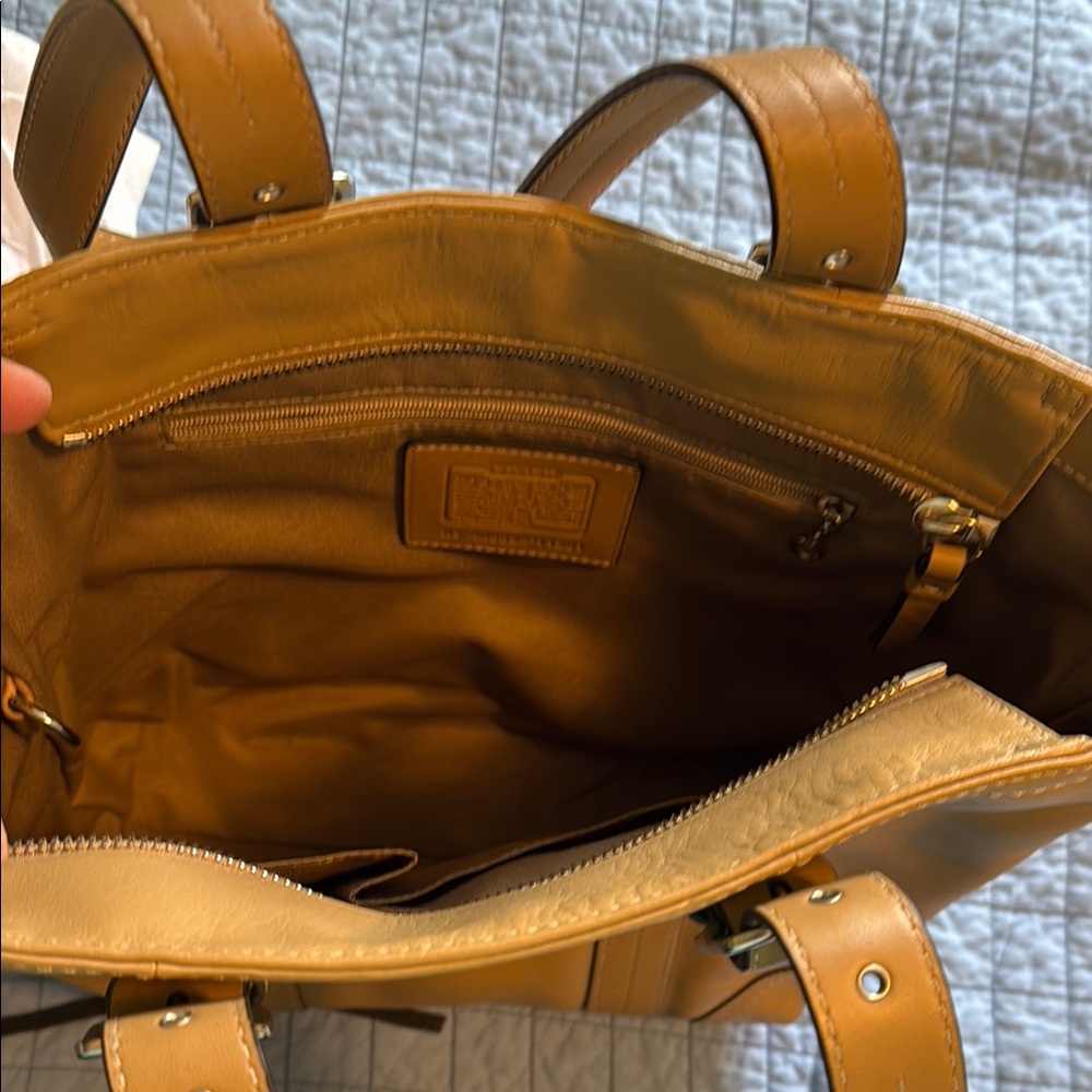 Coach Tan Leather Tote Bag with Reinforced Handles - Picture 5 of 9